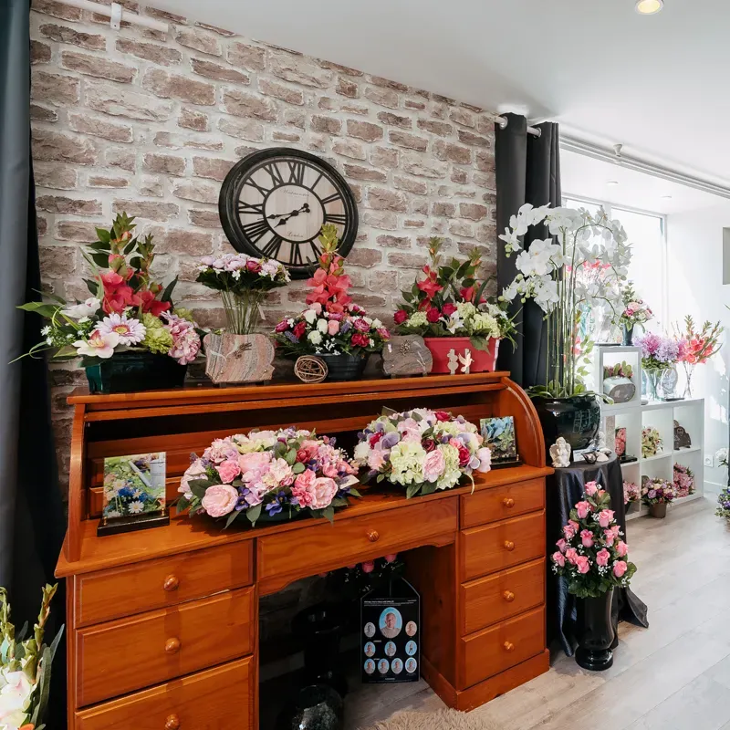Magasin de fleurs artificielles et composantes funéraires avec bureau en bois.