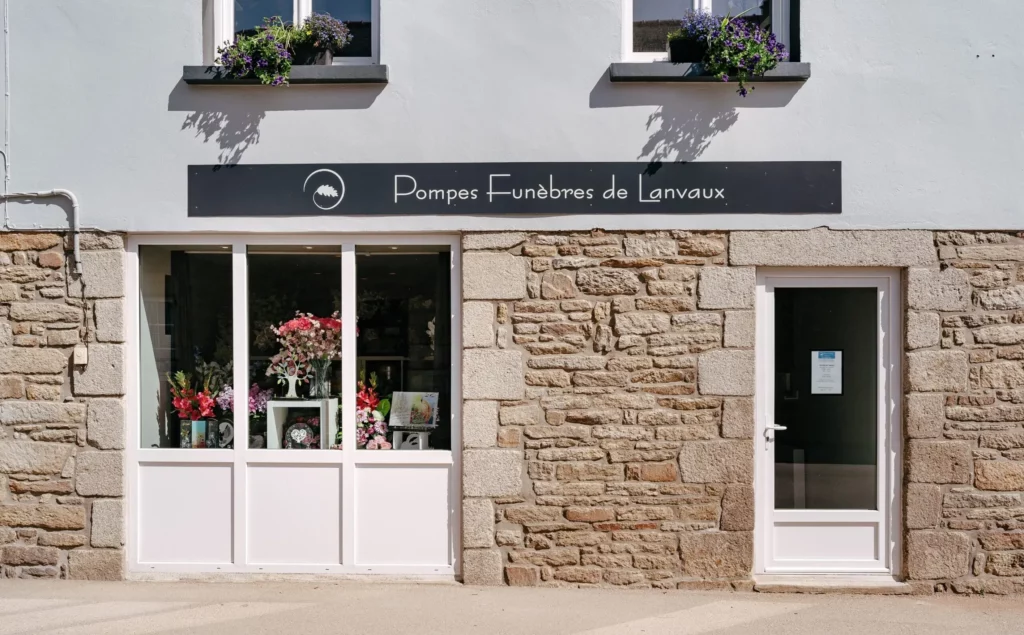 Façade de l'agence Pompes Funèbres de Lanvaux avec enseigne et devanture.